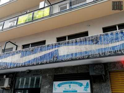 Il primo presenta, al di sopra del piano terra, una lunga fascia realizzata con strati di cemento colorato sul quale si estende un groviglio realizzato in tondino di ferro verniciato bianco